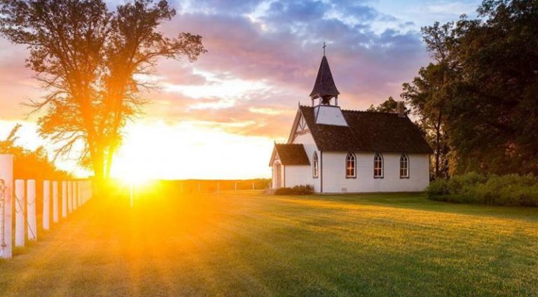 ΗΠΑ: Δικαστής δικαίωσε εκκλησίες που αψήφησαν την «απαγόρευση» της κυβερνήτριας της πολιτείας για συγκέντρωση άνω των 10 ατόμων