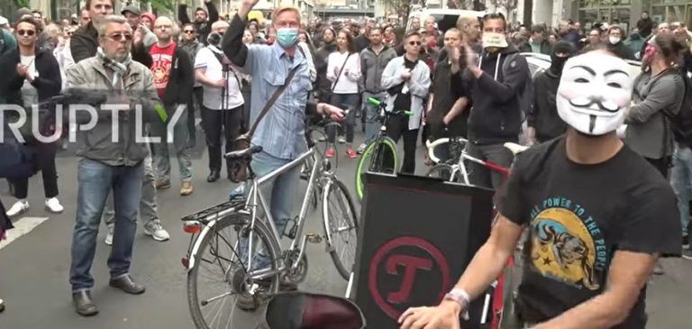 «Θέλουμε πίσω τις ζωές μας»! Οι Γερμανοί βγαίνουν στους δρόμους ζητώντας εδώ και τώρα άρση του lockdown