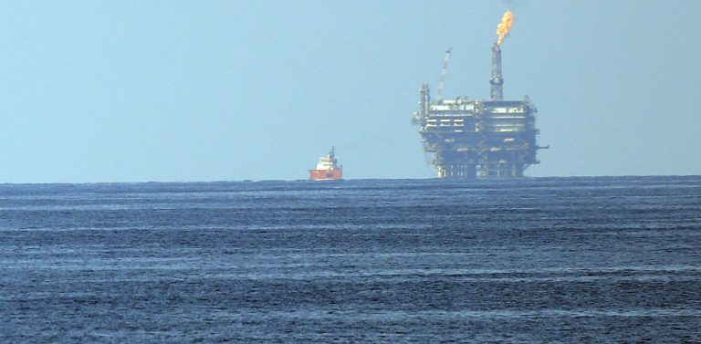 Το κραχ του αιώνα στο πετρέλαιο: Σε αρνητική τιμή τα συμβόλαια του αμερικανικού αργού