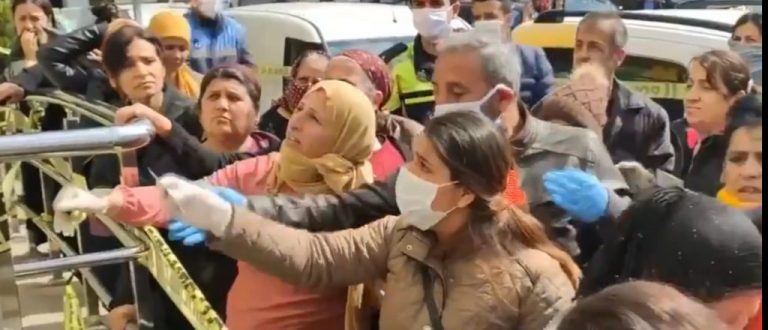 Τούρκοι συνωστίζονται για λίγα δολάρια – Μέσα σε «καβούκι» ο φοβισμένος Ερντογάν