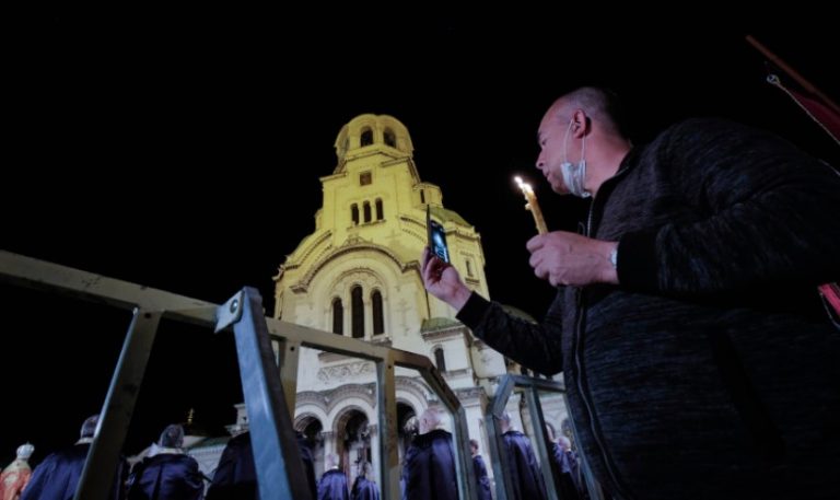 Κορωνοϊός: Εκατοντάδες πιστοί στις εκκλησίες στη Βουλγαρία -Αψήφισαν τα μέτρα