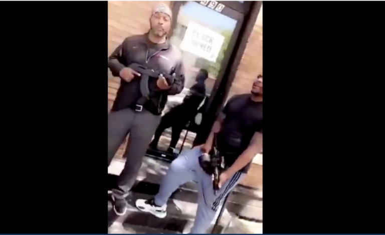 Προ των πυλών το αιματοκύλισμα: Επιχειρηματίες πήραν τα AK-47 στην Μινεάπολη