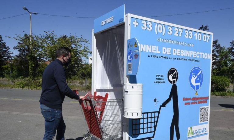 Το χάσαμε τελείως! «Τούνελ Απολύμανσης» σε σούπερ μάρκετ μετά το COVID