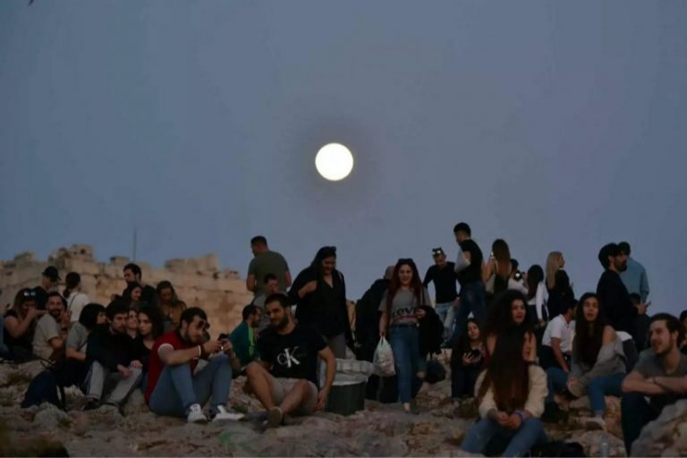 Η “εξεγερση” της πλατειας..