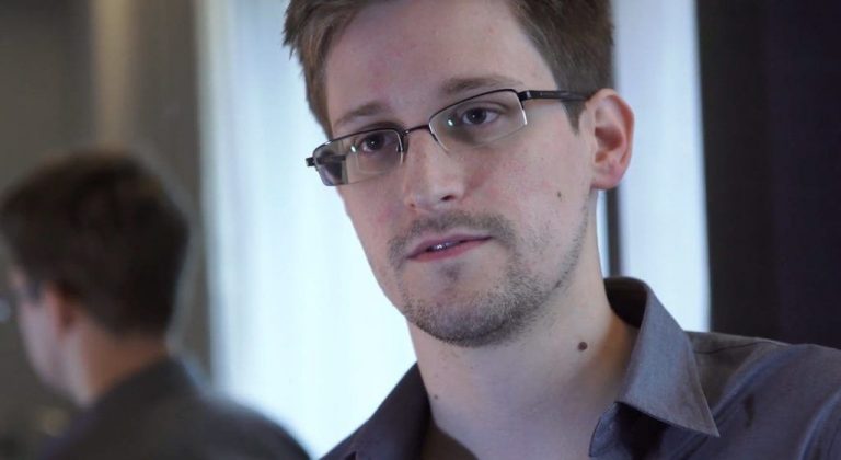 Snowden: Η πανδημία είναι κόλπο για να θεσπιστούν μόνιμα μέτρα επιτήρησης.