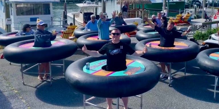 Είναι η νέα Κανονικότητα, παράγγειλαν μια μερίδα κουτόχορτο (Βίντεο)