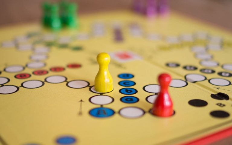 ΓΕΩΠΟΛΙΤΙΚΗ ΓΙΑ ΜΠΟΥΦΟΥΣ (ΟΤΑΝ Η ΣΑΤΥΡΑ ΣΠΑΕΙ ΚΑΘΕ ΑΔΙΕΞΟΔΟ)