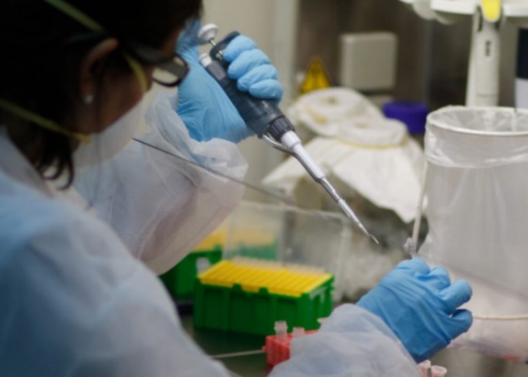 Αμερικανοί ειδικοί: Οι εμβολιασμοί δεν θα σταματήσουν την εξέλιξη του κορωνοϊού