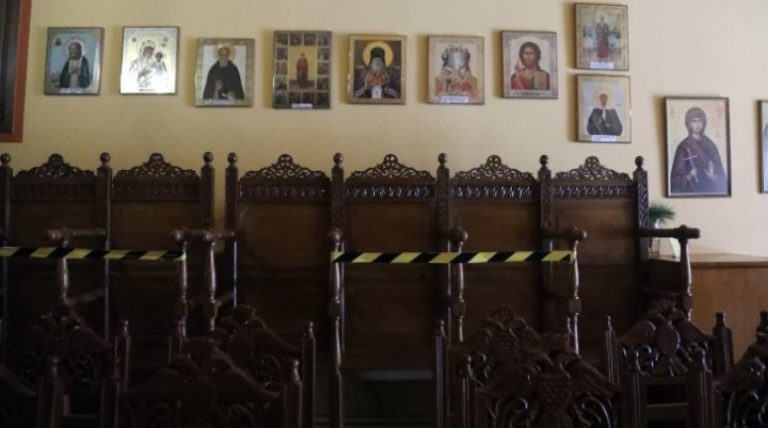 Ανοιξαν οι εκκλησίες: Με έλεγχο στην είσοδο, μάσκες, αντισηπτικά και μεγάφωνα στο προαύλιο