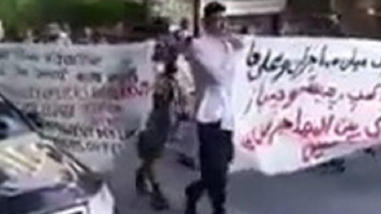 “Ελλάδα να πεθάνεις, να ζήσουμε εμείς…”, καμάρια & ακάλεστοι μαζί