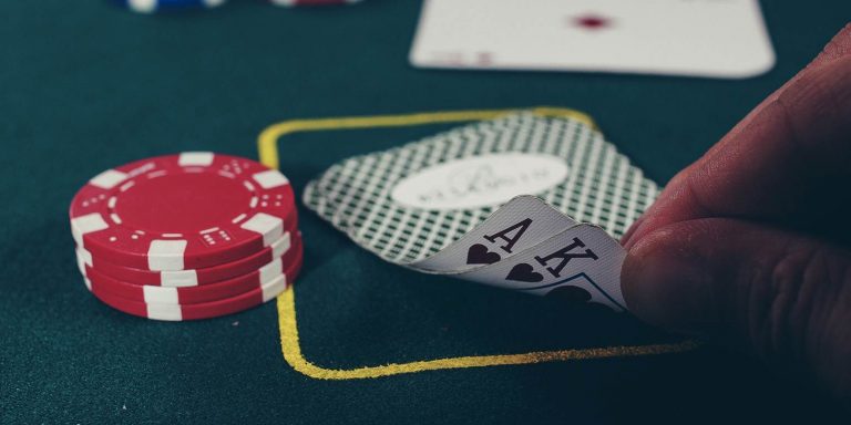 Αν είναι να παίξουμε ας παίξουμε ποκερ