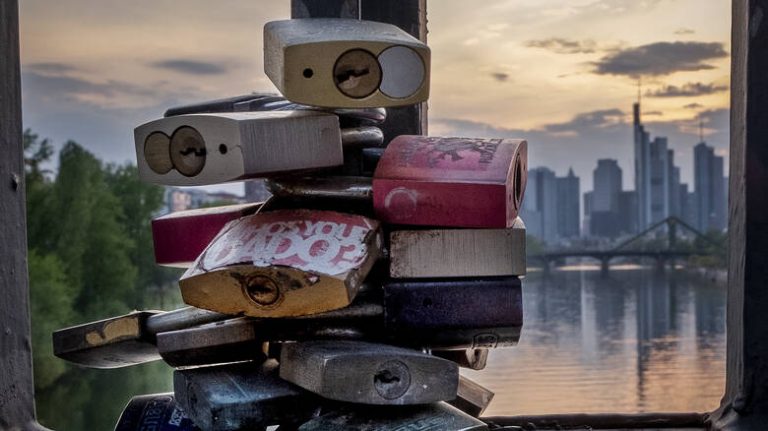 Κορωνοϊός – Γερμανία: Μπαράζ απολύσεων σε εργοστάσια, ξενοδοχεία, εστιατόρια