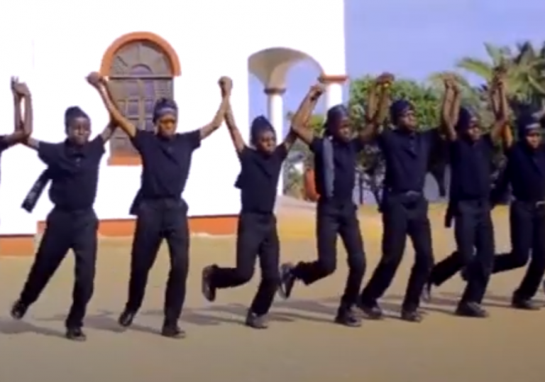 Ελληνικό σχολείο στην Γκάνα – Χορεύουν Πυρρίχιο (ΒΙΝΤΕΟ)