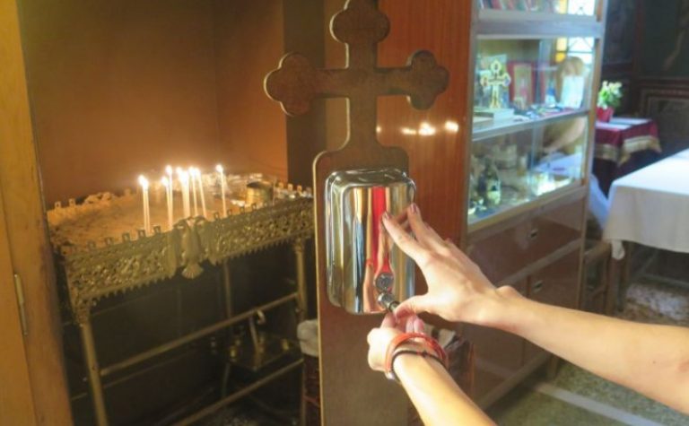 Χαλκιδική : Ιερέας λειτουργούσε με πιστούς παρά τα μέτρα – Δύο συλλήψεις