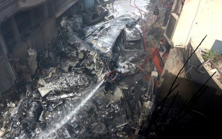 Συντριβή αεροσκάφους στο Πακιστάν: «Υπάρχουν επιζώντες» σύμφωνα με αξιωματούχο