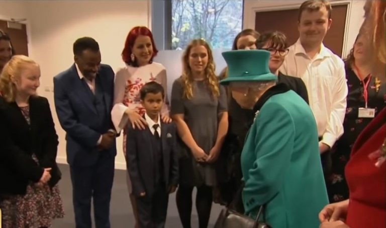 Η βασίλισσα Ελισάβετ προκαλεί τρόμο σε μικρό παιδί – Δείτε τι κάνει για να της ξεφύγει