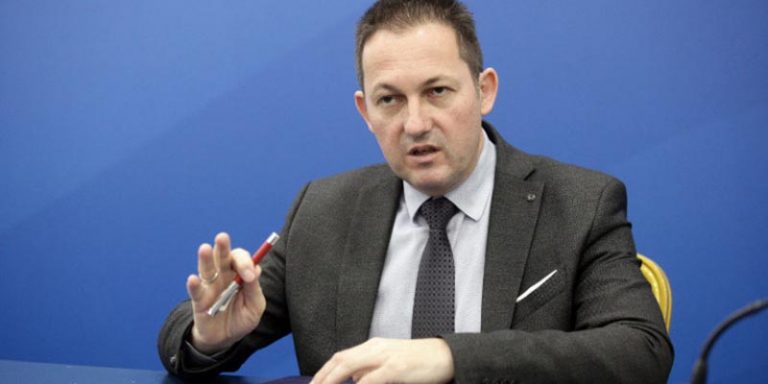 Πέτσας: Υποχρεωτική η μάσκα σε αεροπλάνα, πλοία και ΚΤΕΛ