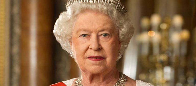 Σε επ’ αόριστον αυτοαπομόνωση η βασίλισσα Ελισάβετ …