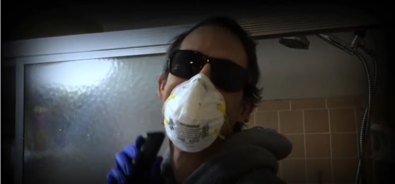 Φοράω τήν μάσκα τού προσώπου μου (τραγούδι – βιντεοκλιπ)