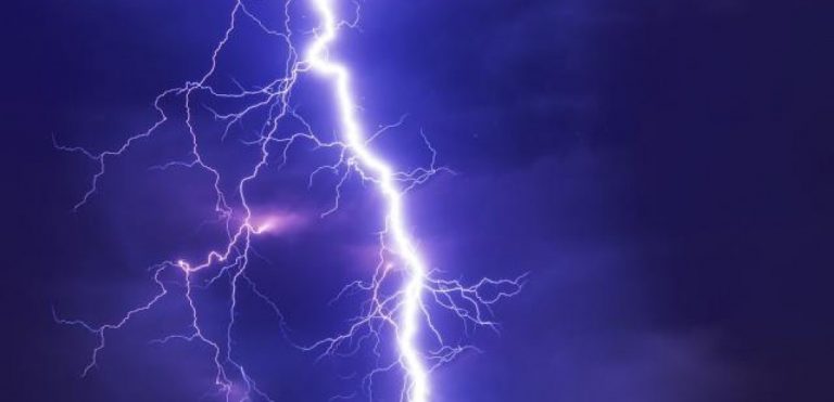 Τραγωδία στη Σκόπελο: Κεραυνός σκότωσε γυναίκα μπροστά στο σύζυγό της