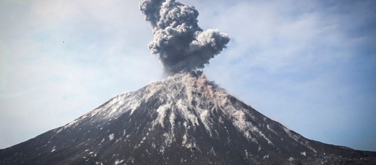 Ινδονησία: Εξερράγη δυο φορές το ηφαίστειο Μεράπι – Σε επιφυλακή οι κάτοικοι (βίντεο)