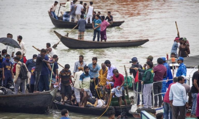 Θανατηφόρο ναυάγιο στο Μπανγκλαντές με 30 νεκρούς