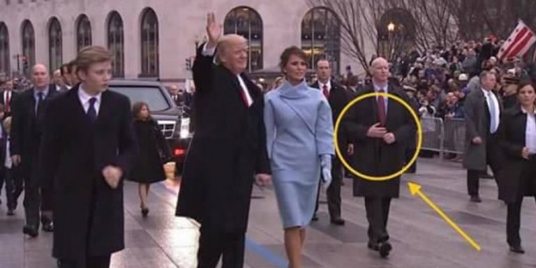 Segurança De Donald Trump É Um Robô Android Reptiliano Da Nova Ordem Mundial Identico A Um Humano!