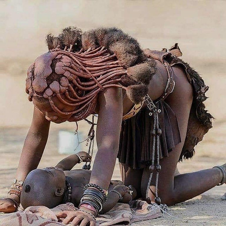 Στους Himba της Ναμίμπιας στη Νότια Αφρική, καθορίζεται η ημερομηνία γέννησης ενός παιδιού, όχι από την ώρα της άφιξής του στον κόσμο, αλλά πολύ νωρίτερα: από την ημέρα που το παιδί επισκέφτεται το μυαλό της μητέρα του. ⠀