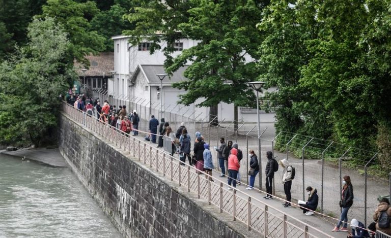 Ουρά 1,5 χλμ. για δωρεάν φαγητό σε μια από τις πλουσιότερες πόλεις του κόσμου