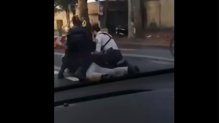 Σάλος στη Γαλλία για το «δεν μπορώ να ανασάνω» ντελιβερά που πέθανε μετά τη σύλληψή του (βίντεο)