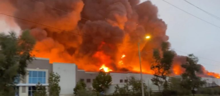 Τεράστια πυρκαγιά σε αποθήκη στην Καλιφόρνια: Πληροφορίες ότι ανήκει στην Amazon (βίντεο)