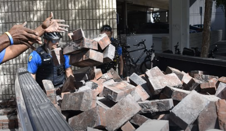 100% απόδειξη οτι ειναι ολα σχεδιασμένα και χρηματοδοτούνται απο τον μεγάλο αδερφο