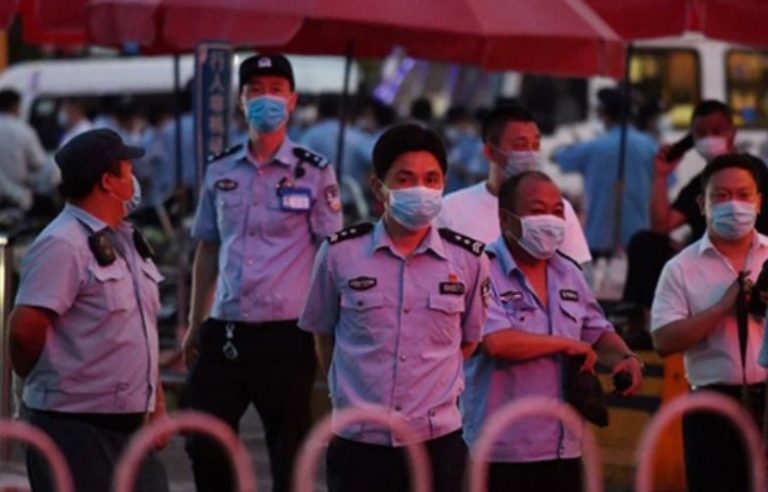 Κίνα: Σε καραντίνα 10 συνοικίες στο Πεκίνο μετά τον εντοπισμό νέας εστίας εξάπλωσης σε αγορά