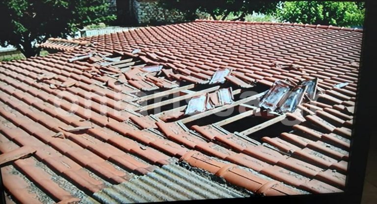 Απίστευτο: Στιγμές τρόμου σε χωριό της Λάρισας – Αεροσκάφος ξήλωσε σκεπή σπιτιού