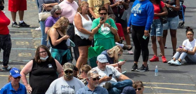 Η Κατάρρευση τoυ δυτικού μπλοκ: ατέλειωτες ουρές ανέργων στις ΗΠΑ. 8ώρες στην ουρά για αίτημα επιδόματος ανεργίας.