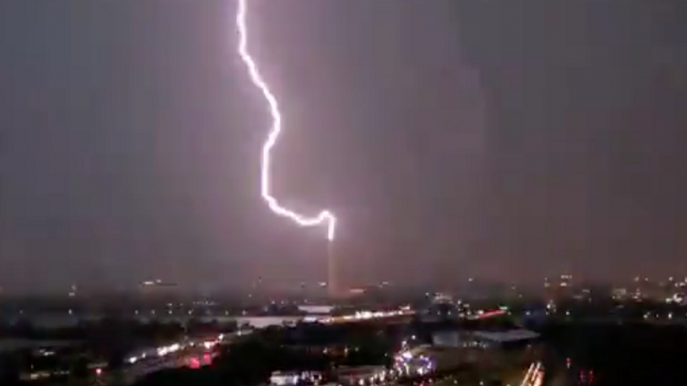 «Έξαλλος και ο Θεός με τον Τραμπ»: Κεραυνός έπεσε στο Μνημείο του Ουάσινγκτον και στο Twitter γίνεται χαμός