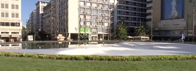 Το συντριβάνι στην πλατεία Ομόνοιας μετατράπηκε σε…μπανιέρα! Γέμισε με σαπουνάδες!