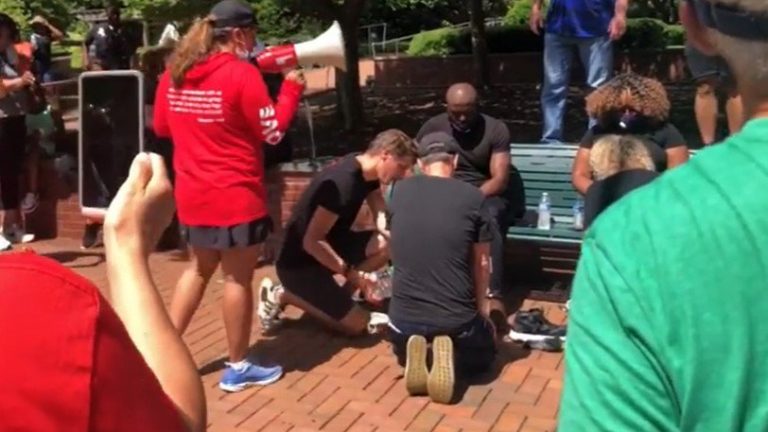 Ξεφεύγουμε! Λευκοί αστυνομικοί έπλυναν τα πόδια μελαμψών παστόρων