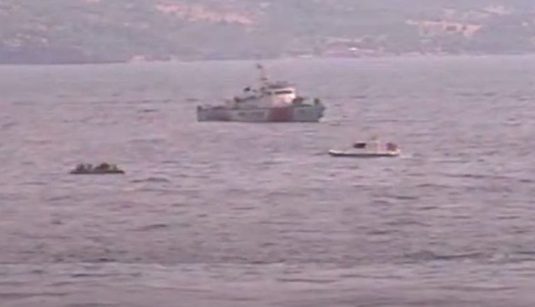 Τουρκικές ακταιωροί «σπρώχνουν» βάρκα με πρόσφυγες στα ελληνικά χωρικά ύδατα