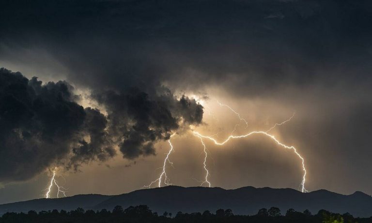 Πτήση θρίλερ! Αεροπλάνο χτυπήθηκε από κεραυνό