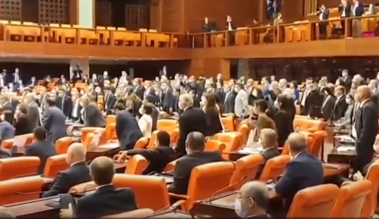 «Τριγμοί» στην Τουρκία – Πολεμικό το κλίμα στο Κοινοβούλιο (ΒΙΝΤΕΟ)