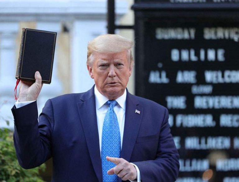 Εριξαν δακρυγόνα στους διαδηλωτές για να φωτογραφηθεί ο Τραμπ με τη Βίβλο