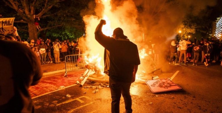 George Floyd: Οργή στους δρόμους των ΗΠΑ – Νεκρός από αστυνομικά πυρά στο Κεντάκι