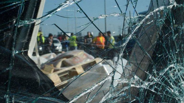 Σύγκρουση λεωφορείου με αυτοκίνητο στον Φάρο Ψυχικού