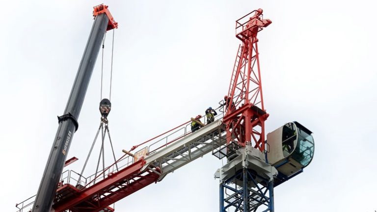 Γερανός καταπλάκωσε κτίριο στο Λονδίνο παγιδεύοντας ενοίκους