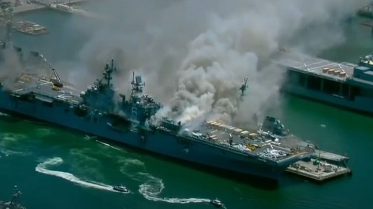 ΗΠΑ: Πυρκαγιά σε πολεμικό πλοίο, σε βάση στο Σαν Ντιέγκο
