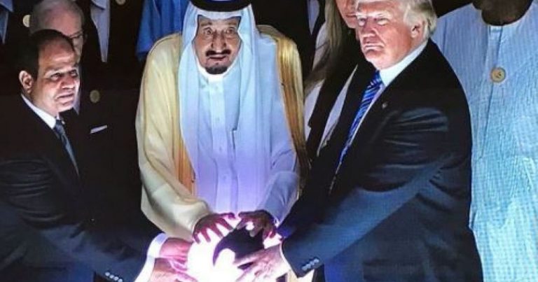 ΟΠΟΙΟΣ ΛΕΕΙ ΟΤΙ Ο ΤΡΑΜΠ ΘΑ ΠΑΤΑΞΕΙ ΤΗΝ ΣΑΤΑΝΟΛΑΤΡΕΙΑ ΚΑΙ ΤΙΣ ΑΝΘΡΩΠΟΘΥΣΙΕΣ…ΣΑΣ ΛΕΕΙ ΜΠΟΥΡΔΕΣ.