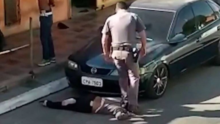Οργή στη Βραζιλία με αστυνομικό που πατά στο λαιμό γυναίκα
