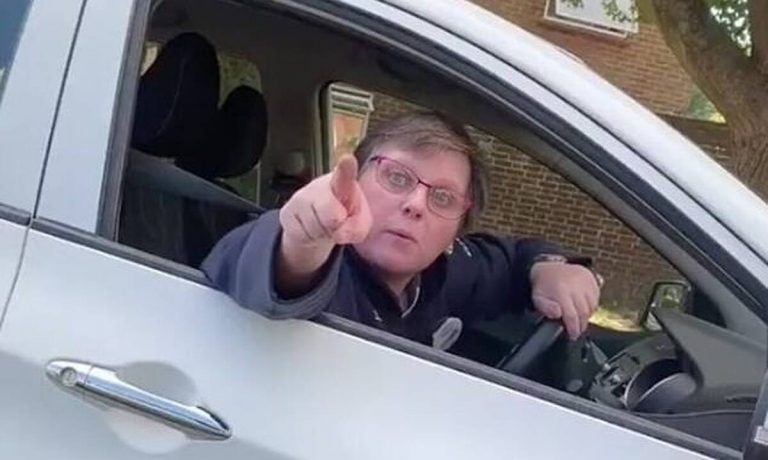 Έξαλλη οδηγός τα βάζει με νεαρό – Το αμάξι του δεν ήταν στα δύο μέτρα!