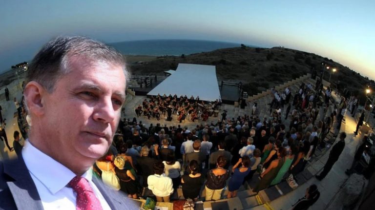 Πρύτανης του ΕΚΠΑ: «Φωνές, γέλια και τραγούδια, αυξάνουν τον κίνδυνο μετάδοσης του ιού»